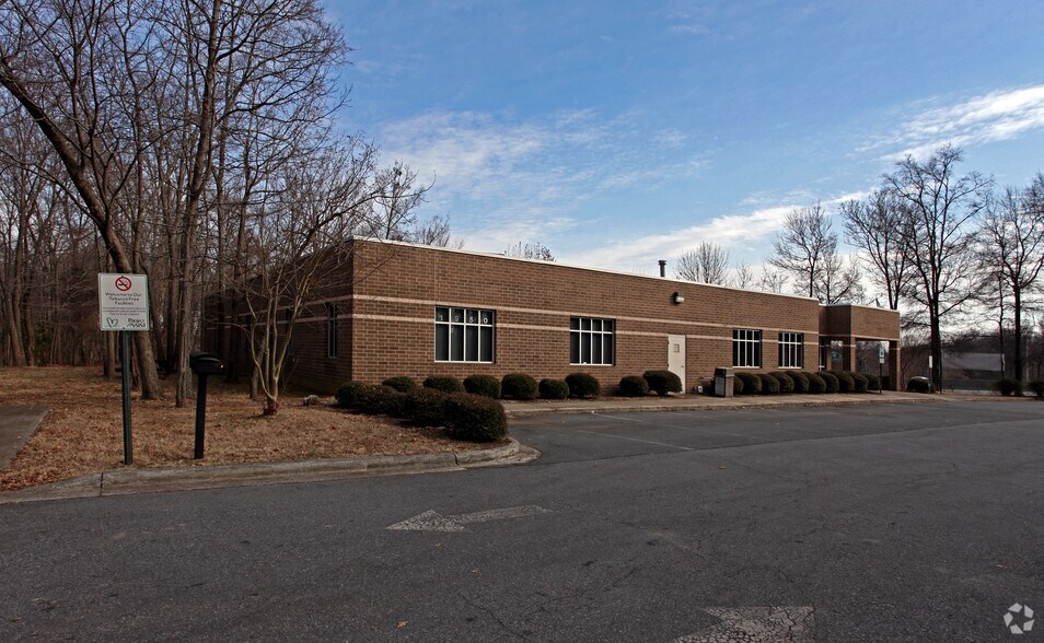1950 Bishop Madison Ln, Charlotte, NC à vendre - Photo de l’immeuble – Image 2 sur 4