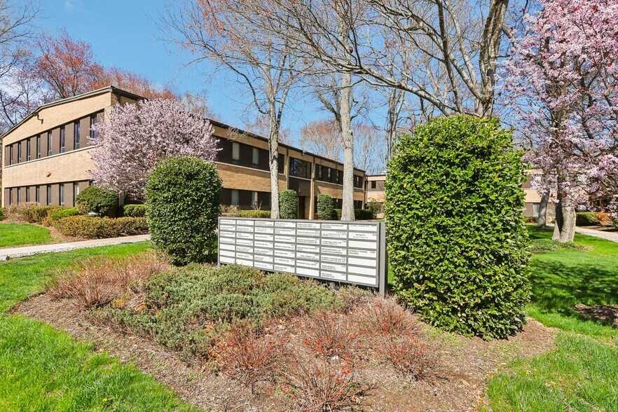 12 Roszel Rd, Princeton, NJ à vendre - Photo de l’immeuble – Image 2 sur 7