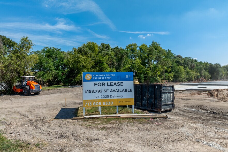 13527 Stafford Rd, Stafford, TX à vendre - Photo de la construction – Image 2 sur 3