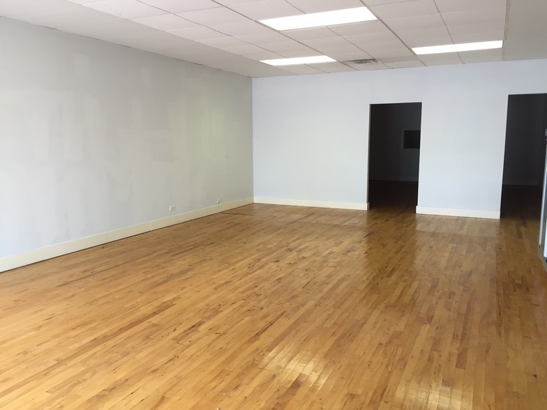207 W Northwest Hwy, Barrington, IL à louer - Photo de l’immeuble – Image 2 sur 3