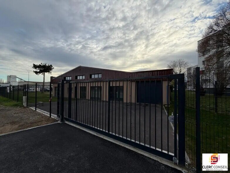 Local d’activités dans Saint-Marcel à louer - Photo de l’immeuble – Image 2 sur 9