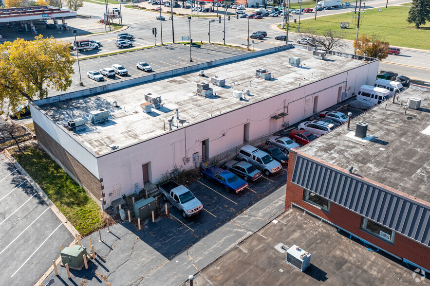 2-12 E Devon Ave, Elk Grove Village, IL à louer - Photo de l’immeuble – Image 3 sur 5