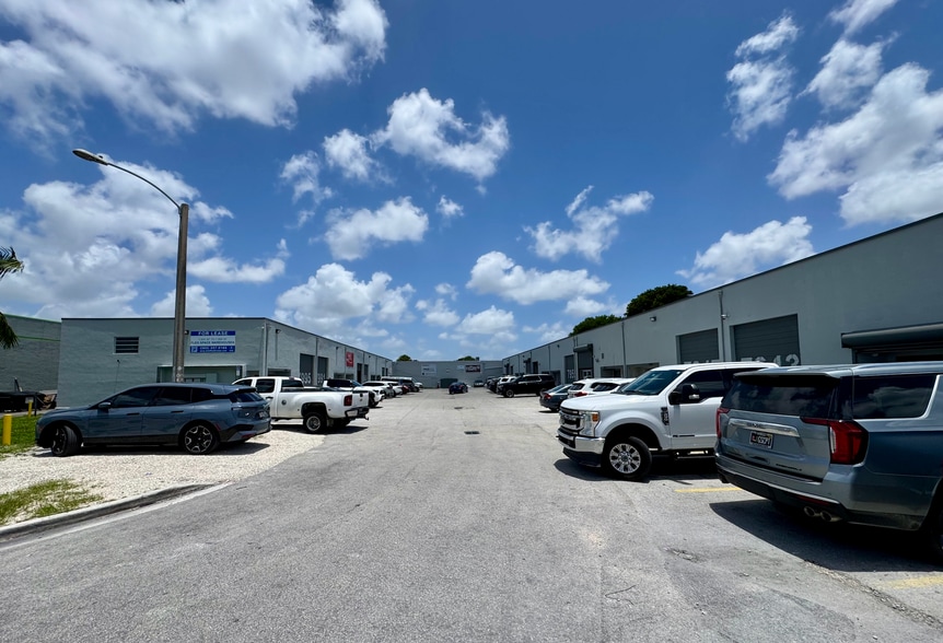 7975 W 28th Ave, Hialeah, FL à louer - Photo de l’immeuble – Image 3 sur 9