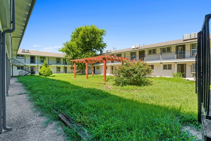 1105 Clayton Ln, Austin, TX à vendre - Photo de l’immeuble – Image 2 sur 7