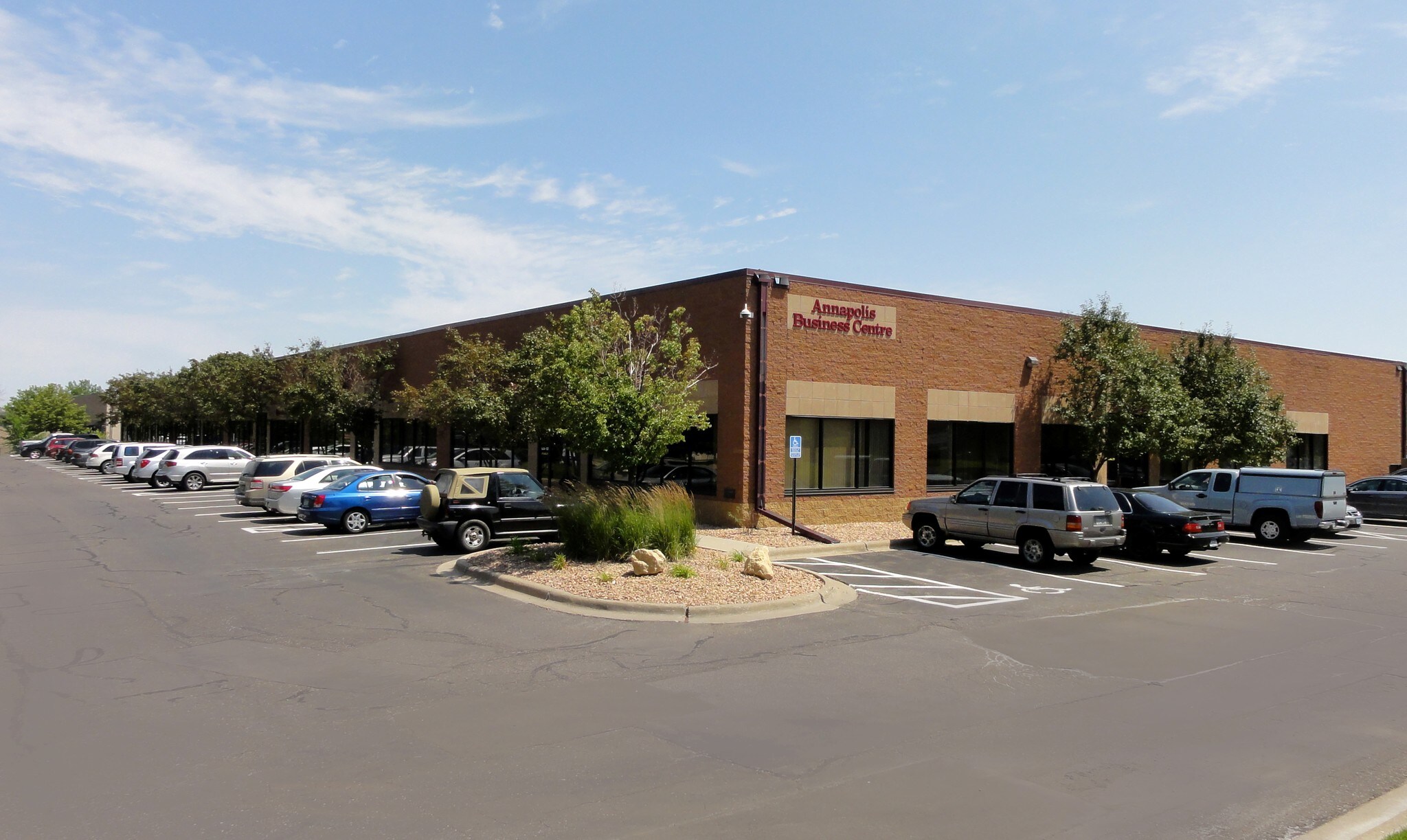 13705 N 26th Ave, Plymouth, MN à louer Photo principale– Image 1 sur 8