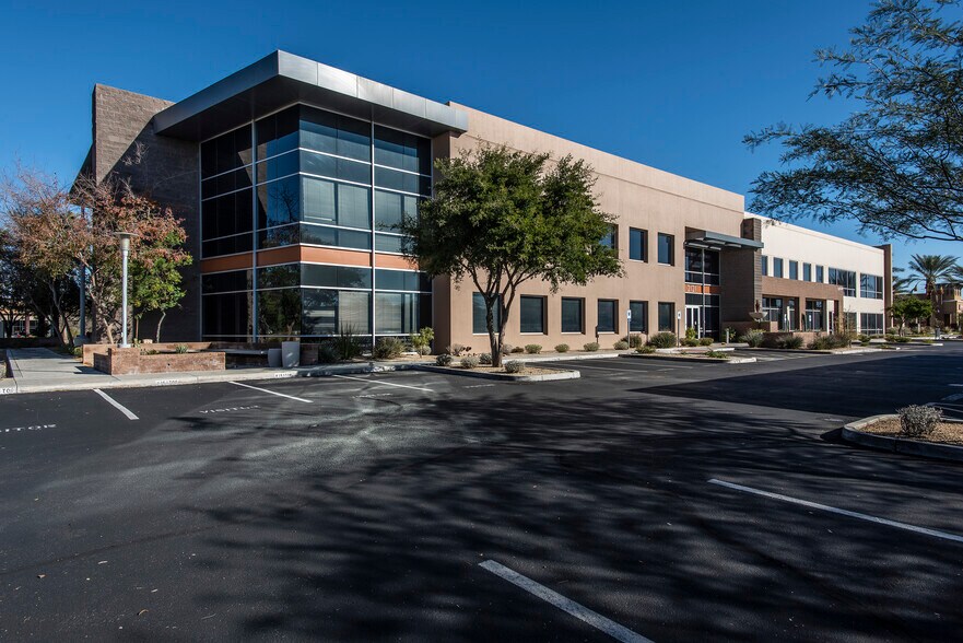 2121 W Chandler Blvd, Chandler, AZ à louer - Photo de l’immeuble – Image 1 sur 15