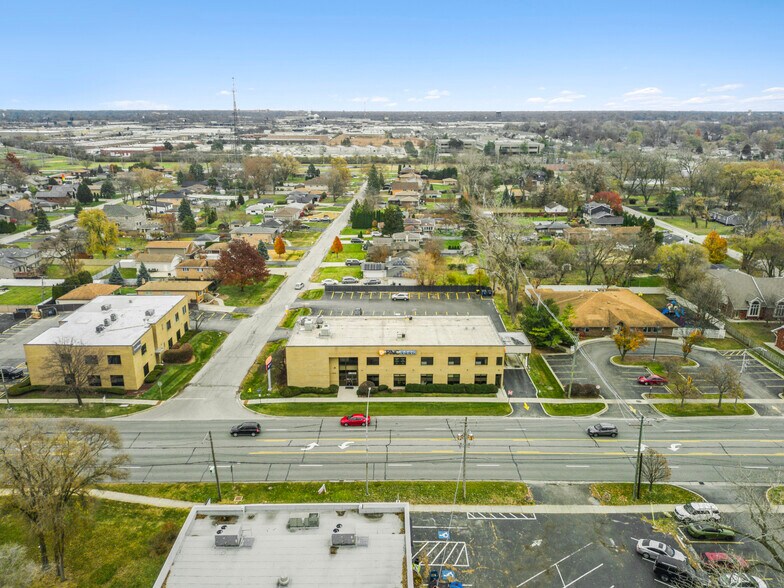 PNC Bank Anchored Multi-Tenant Buildings portefeuille de 2 biens à vendre sur LoopNet.fr - Photo de l’immeuble – Image 1 sur 6