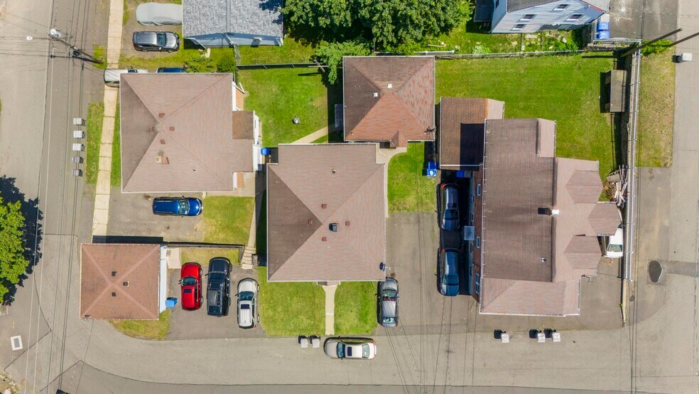 14 Units Portfolio, Bristol, CT portefeuille de 2 biens à vendre sur LoopNet.fr - Photo de l’immeuble – Image 3 sur 19