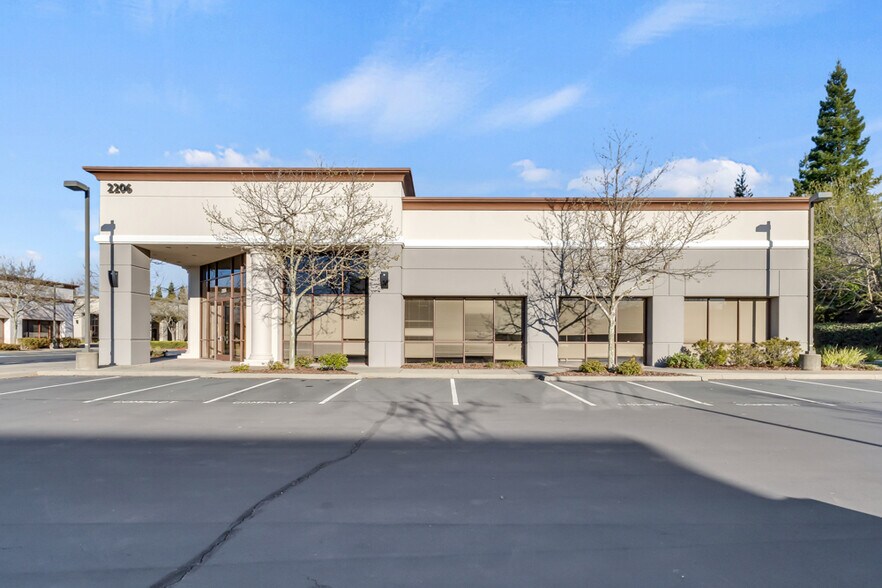 2206 Plaza Dr, Rocklin, CA à vendre - Photo de l’immeuble – Image 2 sur 36