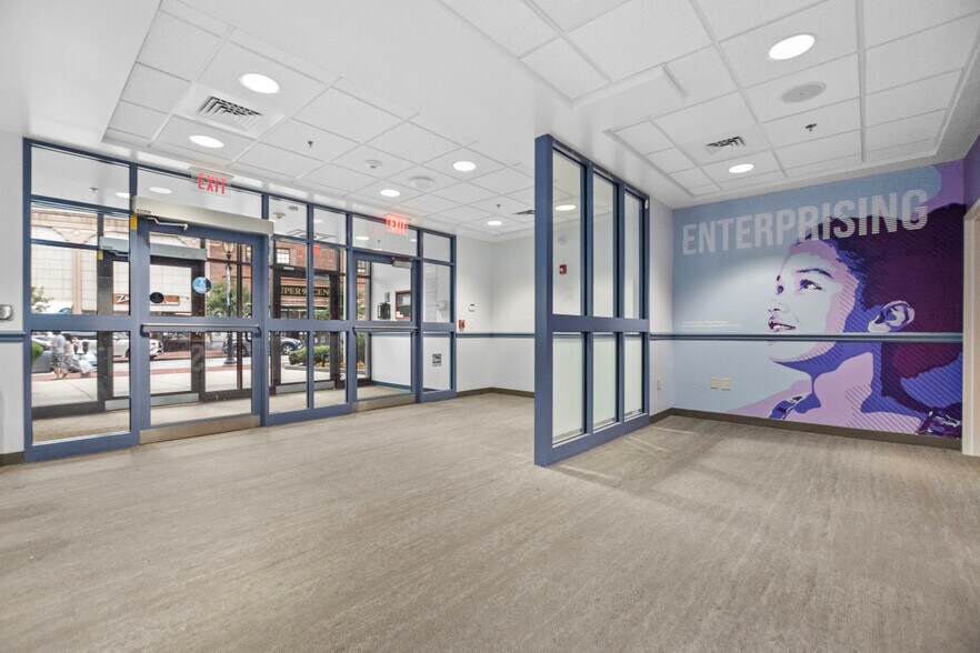 75 Pleasant St, Malden, MA à louer - Hall d’entrée – Image 3 sur 4