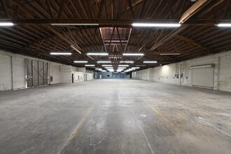 15023-15035 Califa St, Van Nuys, CA à louer Photo intérieure– Image 1 sur 3