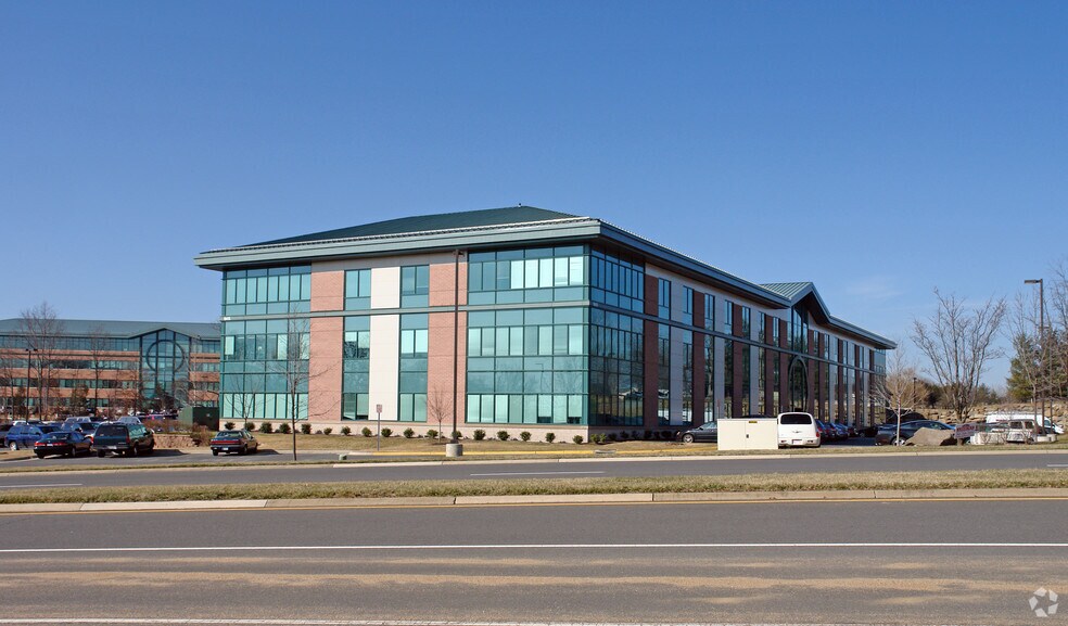19415 Deerfield Ave, Lansdowne, VA à louer - Photo de l’immeuble – Image 2 sur 12