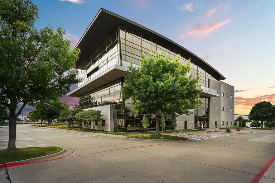15505 Wright Brothers Dr, Addison, TX à louer - Photo de l’immeuble – Image 1 sur 18