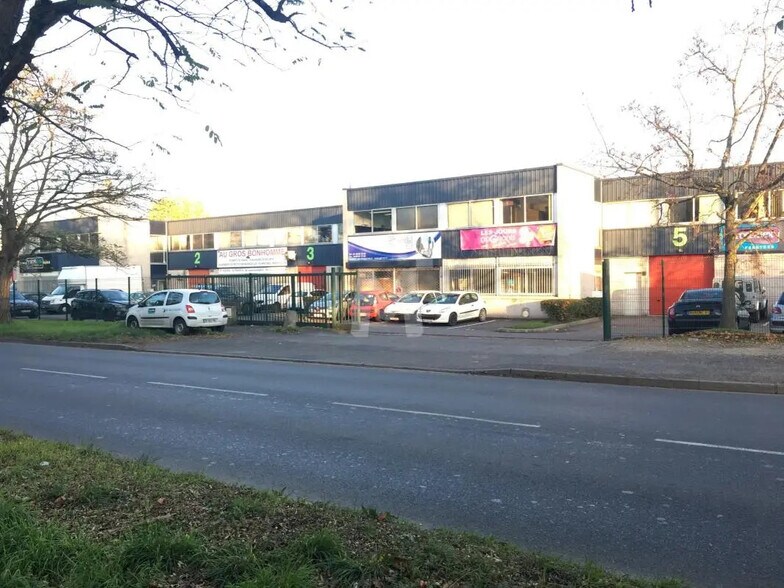 Local d’activités dans Wissous à louer - Photo de l’immeuble – Image 3 sur 6