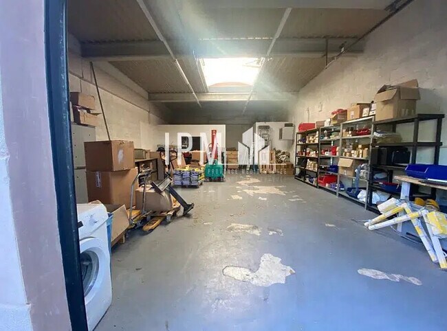 Plus de détails pour Local d'activités à louer