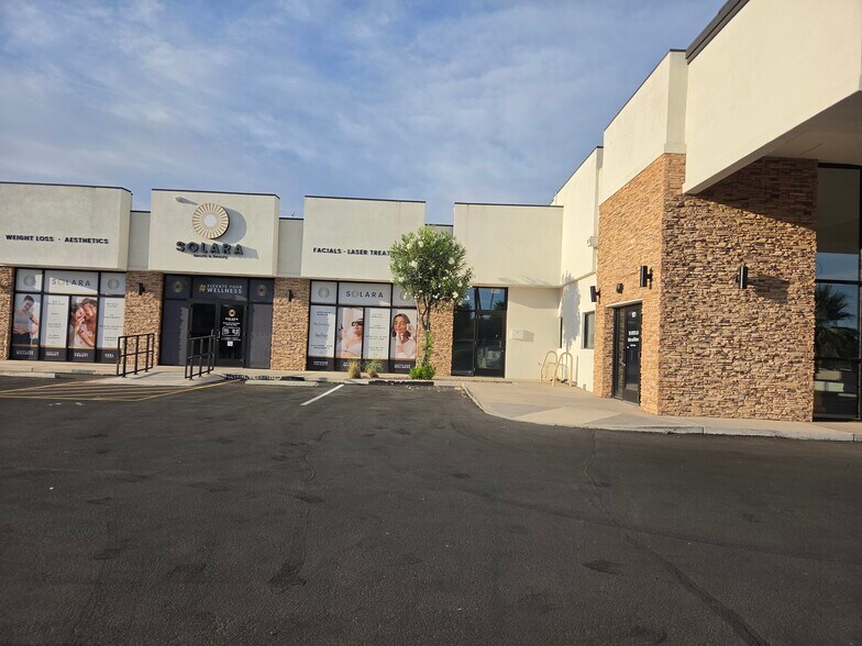 3246 E Indian School Rd, Phoenix, AZ à louer - Photo de l’immeuble – Image 2 sur 4