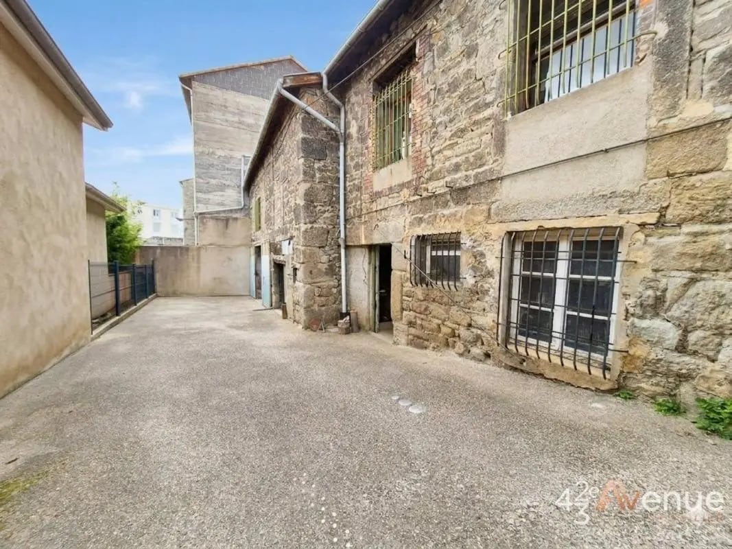 Local commercial dans Saint-Étienne à vendre Photo de l’immeuble– Image 1 sur 15