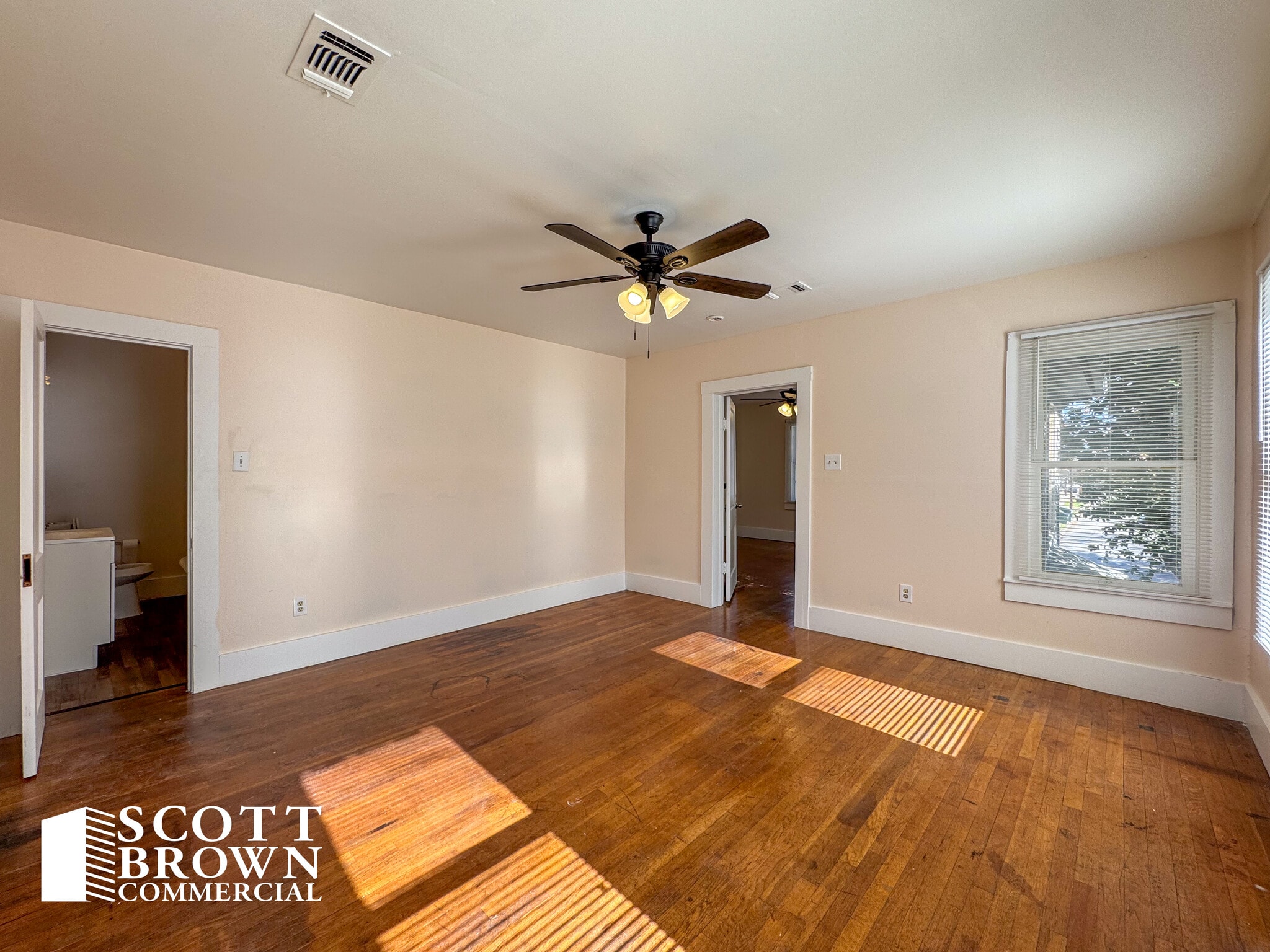 821 N Locust St, Denton, TX à louer Photo intérieure– Image 1 sur 6