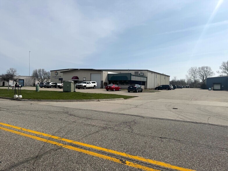 4411 Wyland Dr, Elkhart, IN à vendre - Photo de l’immeuble – Image 2 sur 5