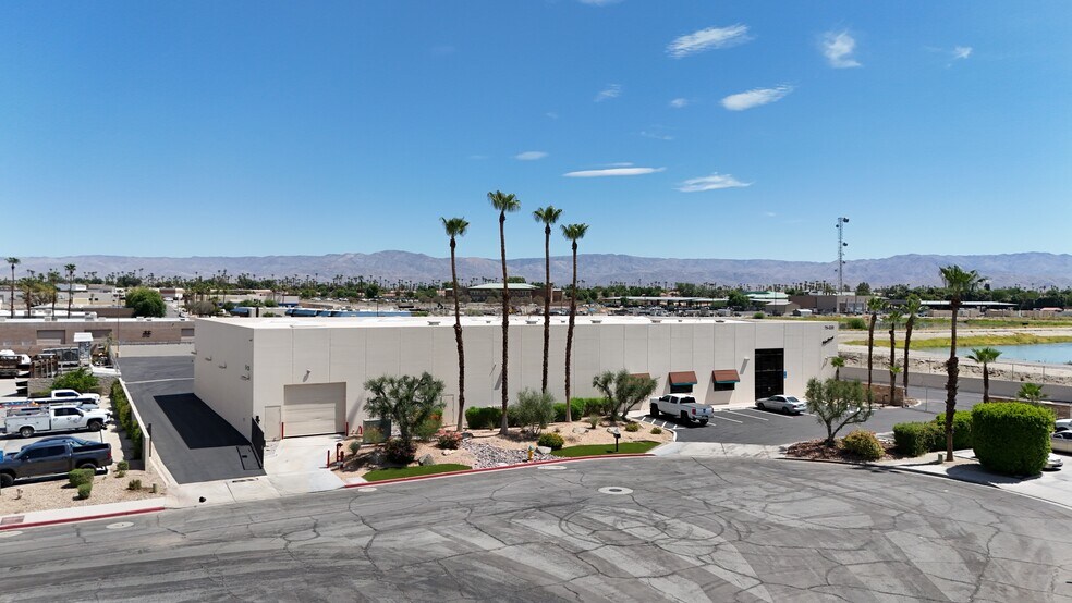 75220 Merle Dr, Palm Desert, CA à louer - Photo de l’immeuble – Image 1 sur 7