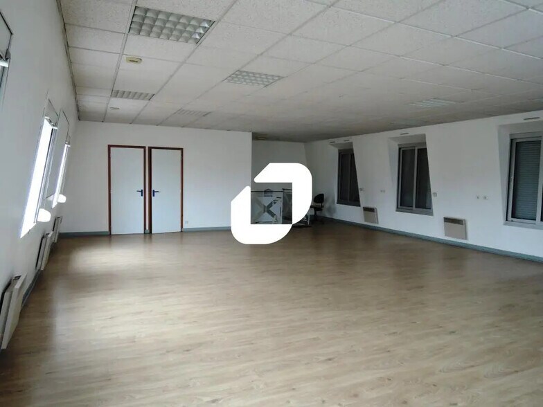 Bureau dans Champs-sur-Marne à louer - Photo de l’immeuble – Image 2 sur 3