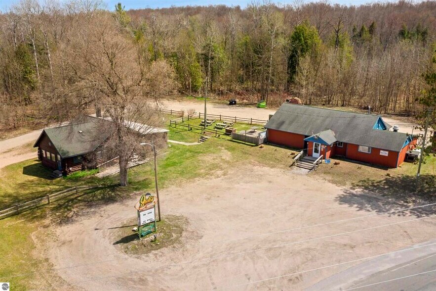 15015 US Highway 31, Beulah, MI à vendre - Photo de l’immeuble – Image 2 sur 49