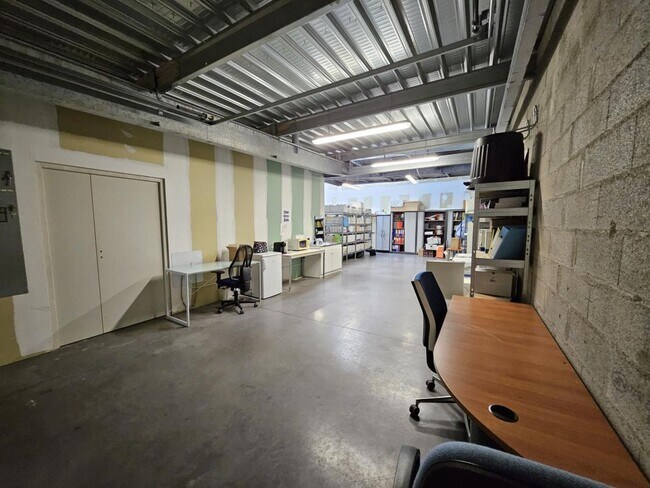 Plus de détails pour Local d’activités à vendre