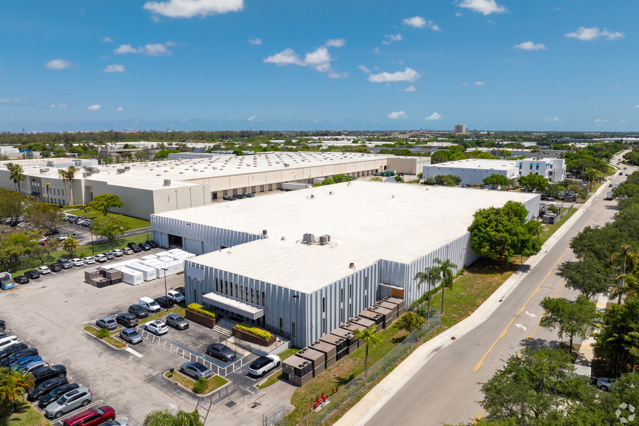 10100 NW 25th St, Miami, FL à louer Photo intérieure– Image 1 sur 7