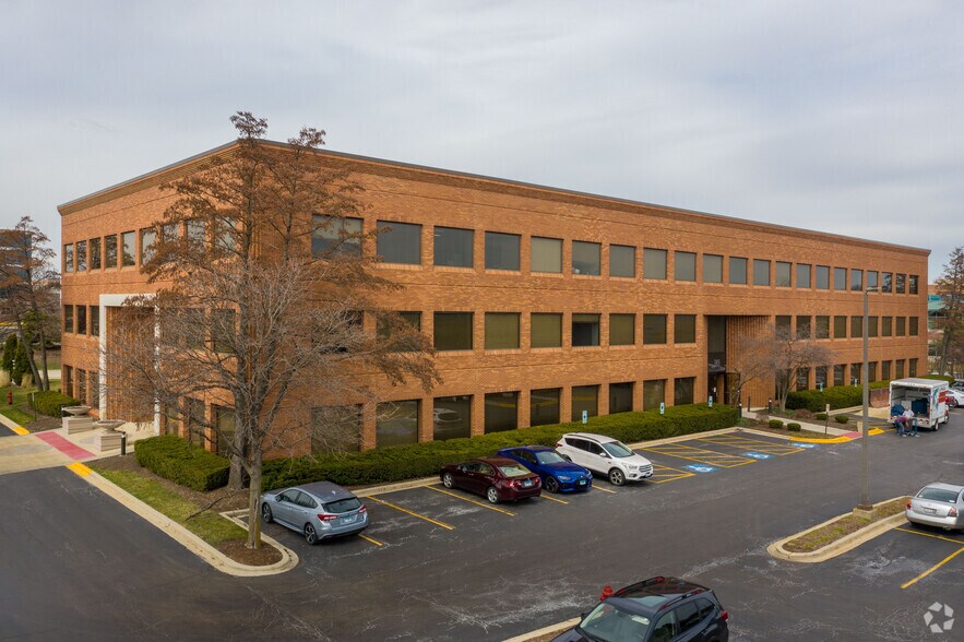 745 Mcclintock Dr, Burr Ridge, IL à louer - Photo de l’immeuble – Image 2 sur 8