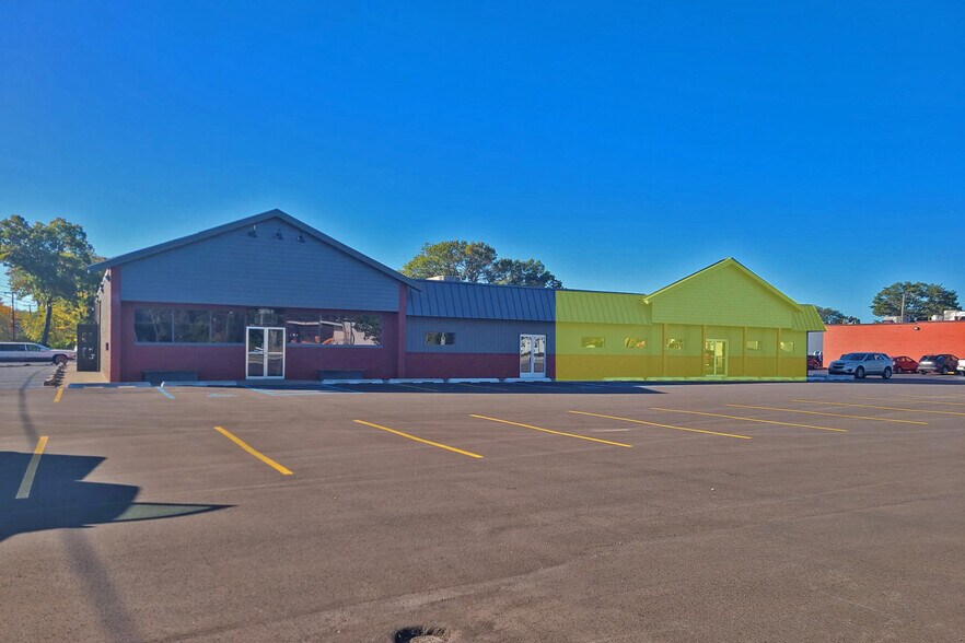 2037 E Laketon Ave, Muskegon, MI à louer - Photo de l’immeuble – Image 1 sur 2