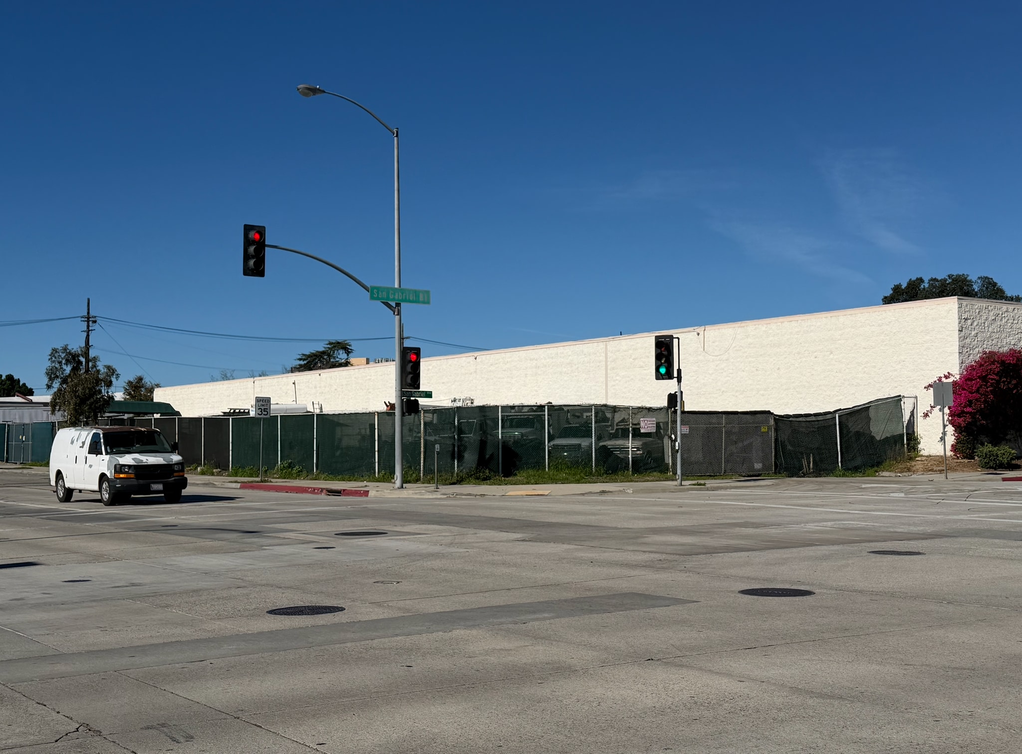 Prime Pasadena Commercial Land | ±24,390 SF | Corner Location, Pasadena, CA à louer Photo principale– Image 1 sur 6
