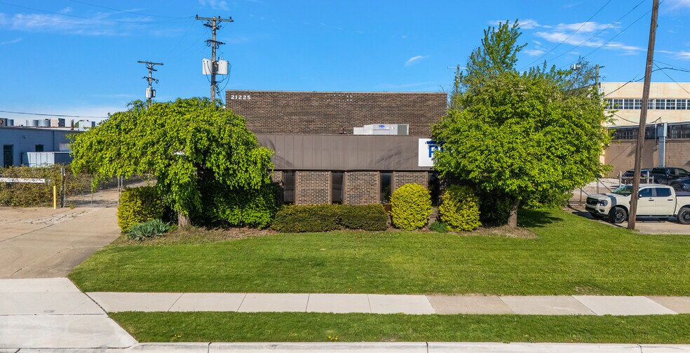 21225 Mullin Ave, Warren, MI à louer - Photo principale – Image 1 sur 6