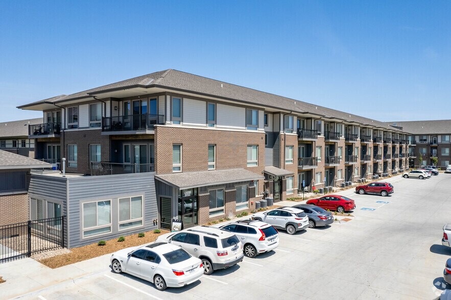 7565 S 146th St, Omaha, NE à louer - Photo principale – Image 1 sur 7