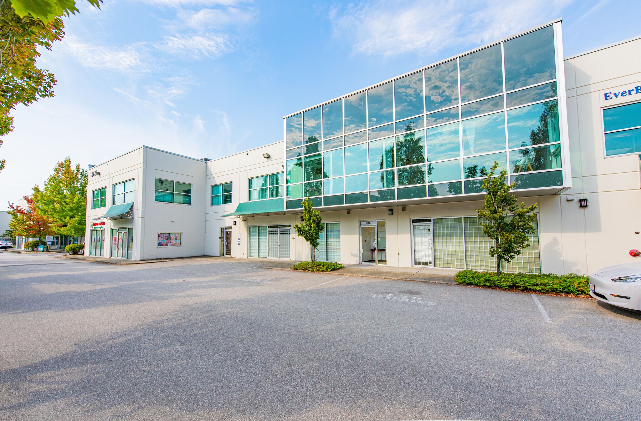 8600 Cambie Rd, Richmond, BC à louer Photo de l’immeuble– Image 1 sur 10