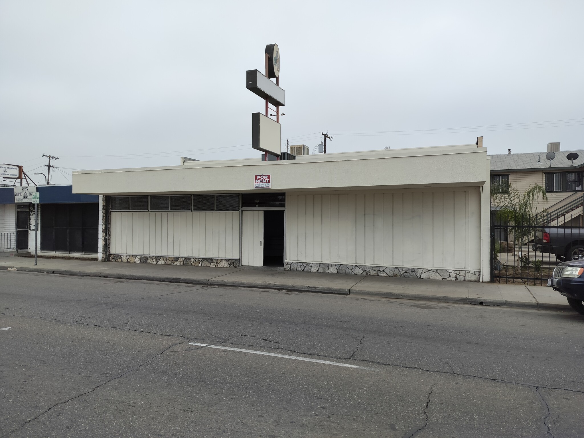 2818 E Belmont Ave, Fresno, CA à louer Photo de l’immeuble– Image 1 sur 8