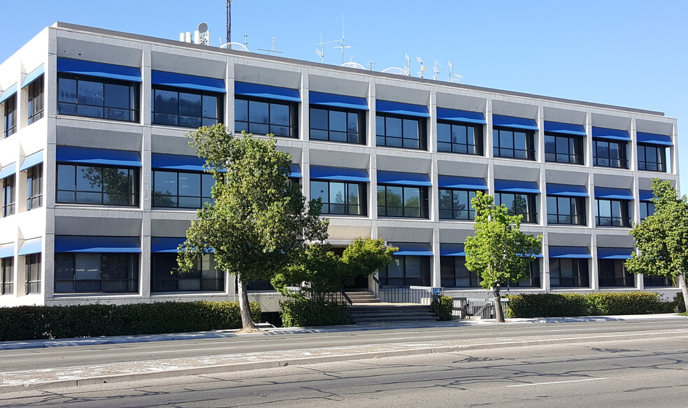 1071 W Shaw Ave, Fresno, CA à louer - Photo de l’immeuble – Image 1 sur 3