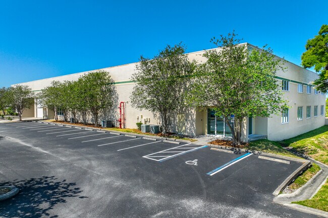Plus de détails pour 6950 112th Cir, Largo, FL - Industriel/Logistique à louer