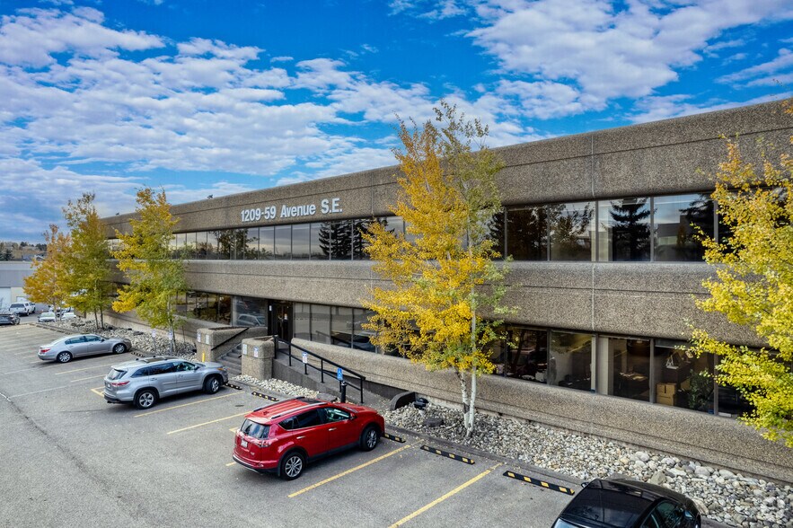 1209 59th Ave SE, Calgary, AB à louer - Photo de l’immeuble – Image 2 sur 11