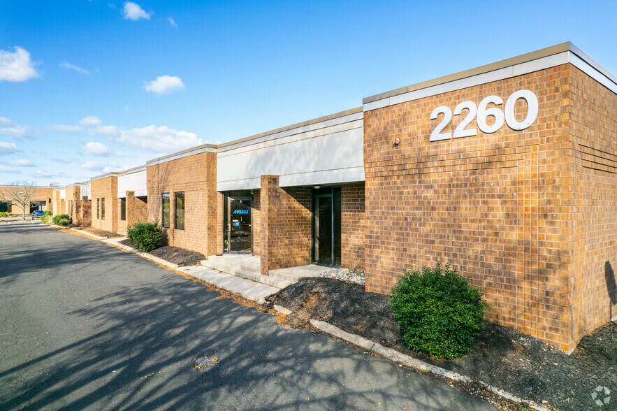 2260 Cabot Blvd W, Langhorne, PA à louer - Photo de l’immeuble – Image 1 sur 16