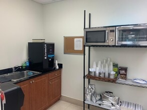 2301 NW 87th Ave, Doral, FL à louer Photo intérieure– Image 2 sur 15