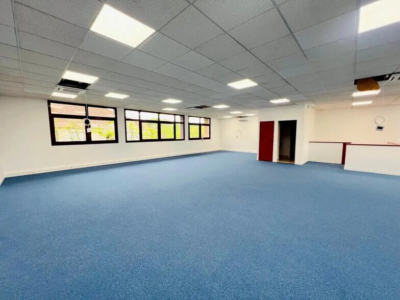 Bureau dans Voisins-le-Bretonneux à louer - Photo intérieure – Image 1 sur 4