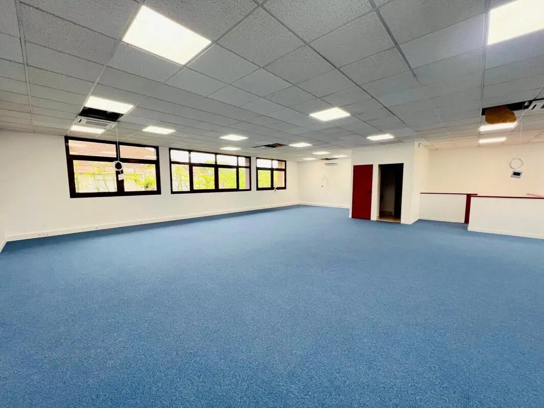 Bureau dans Voisins-le-Bretonneux à louer Photo intérieure– Image 1 sur 5