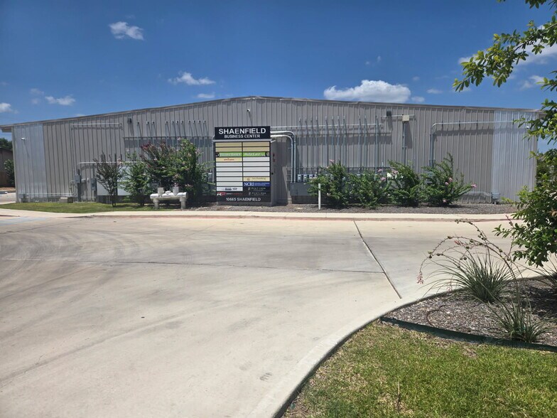 10665 Shaenfield Rd, San Antonio, TX à louer - Photo de l’immeuble – Image 1 sur 7