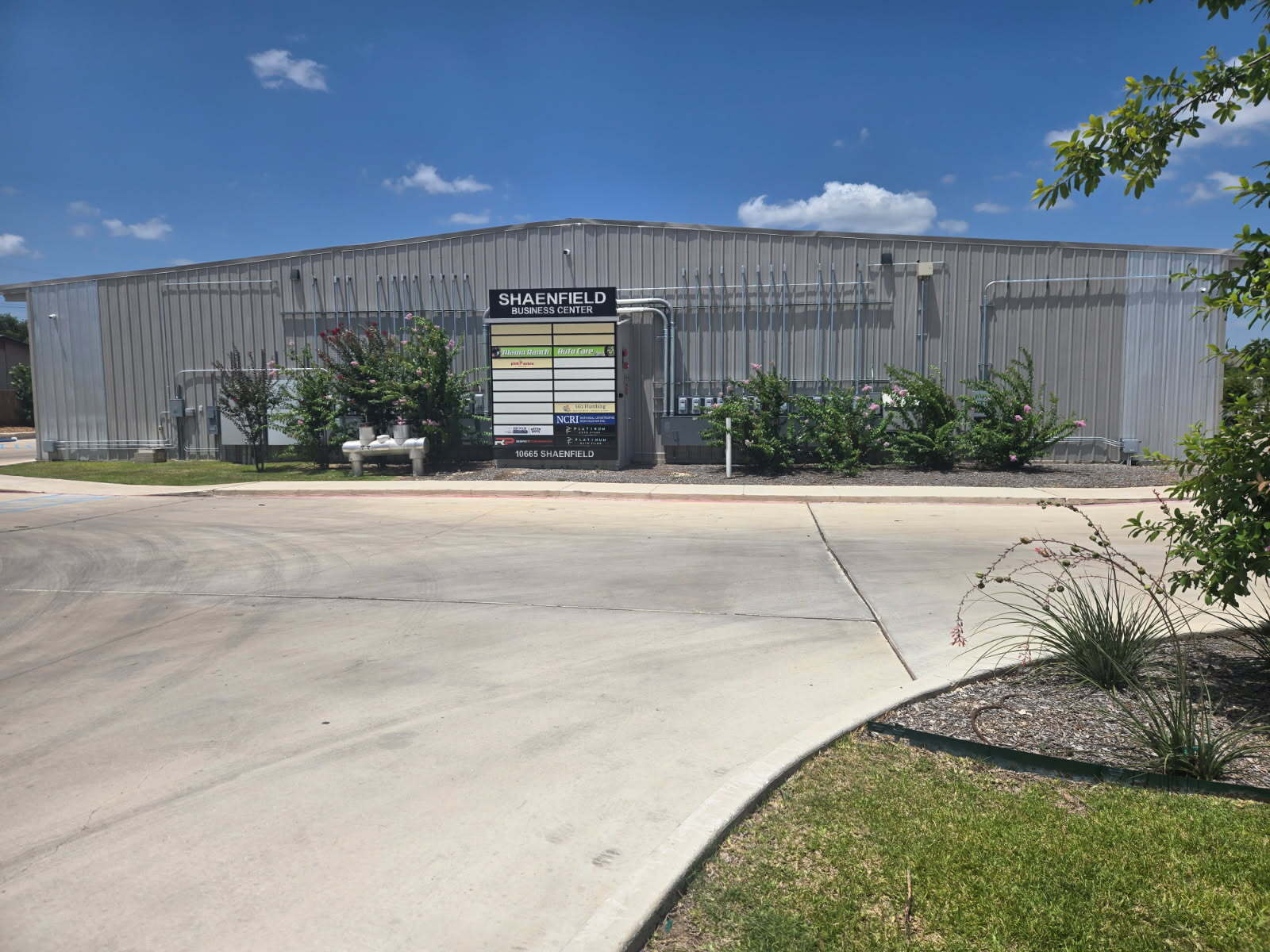 10665 Shaenfield Rd, San Antonio, TX à louer Photo de l’immeuble– Image 1 sur 8
