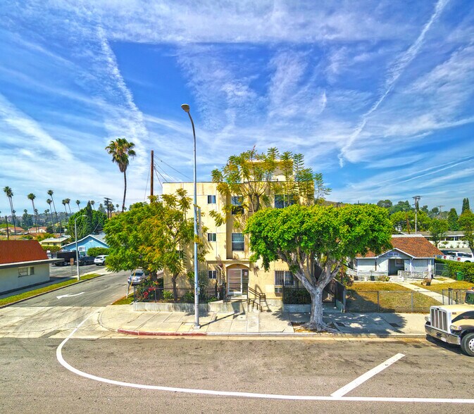 5073 Huntington Dr N, Los Angeles, CA à vendre - Photo de l’immeuble – Image 2 sur 33