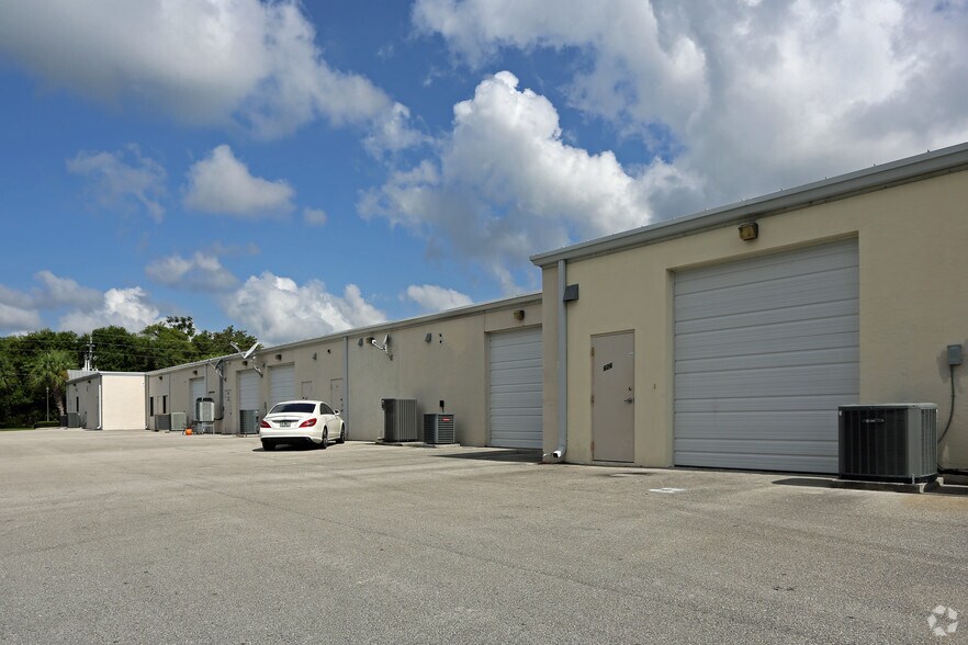 610-628 SE Central Pky, Stuart, FL à louer - Photo de l’immeuble – Image 2 sur 4