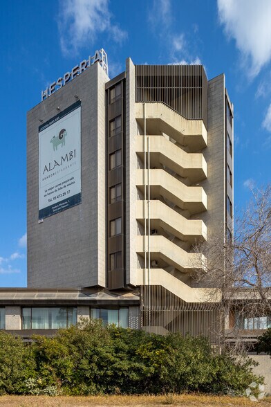 Carrer de Frederic Mompou, 3, Sant Just Desvern, Barcelona à louer - Photo de l’immeuble – Image 3 sur 5