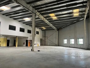 Local d’activités dans La Ciotat à louer Photo intérieure– Image 2 sur 5