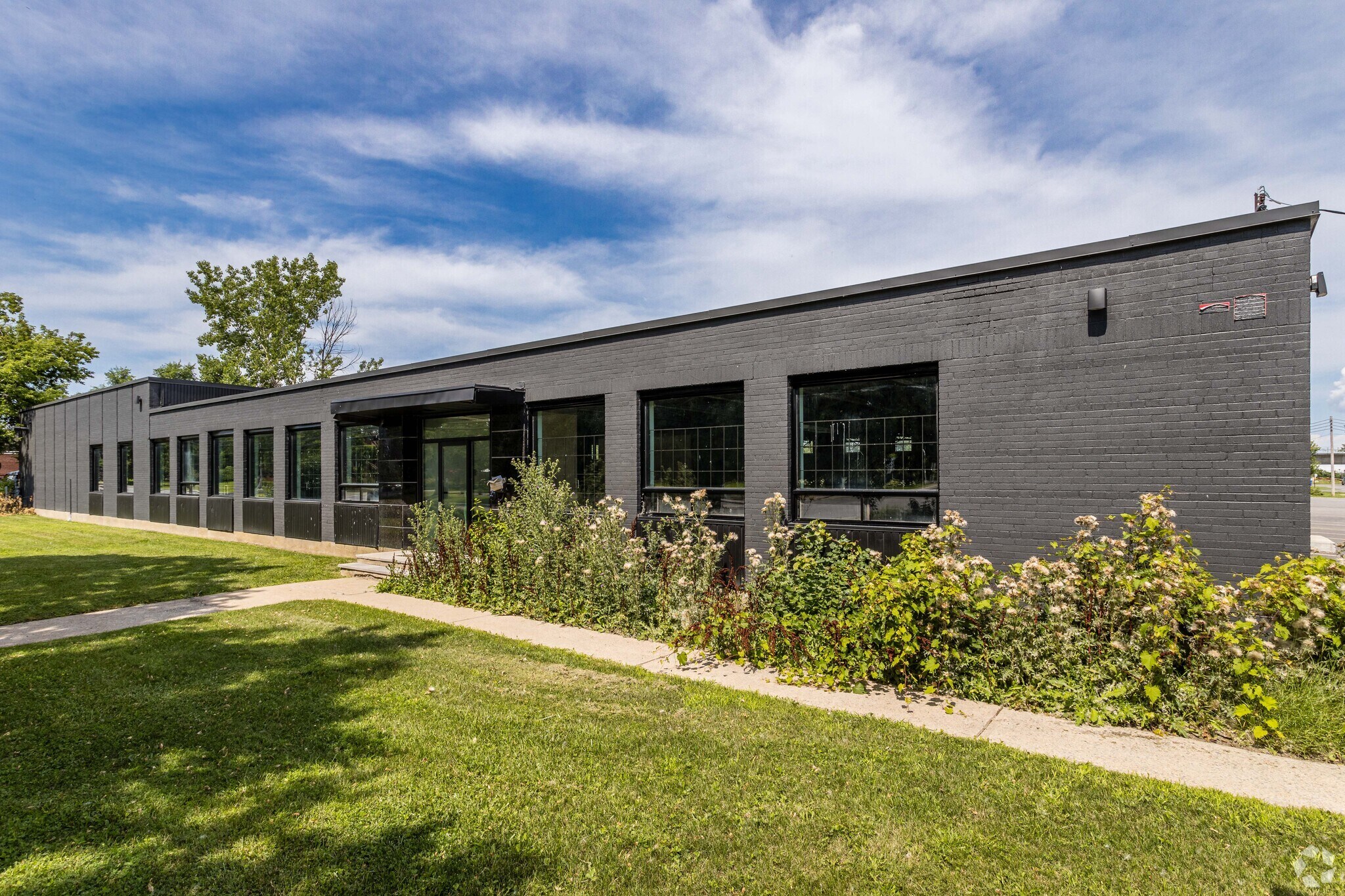 131 Boul Hymus, Pointe-claire, QC à louer Photo de l’immeuble– Image 1 sur 12