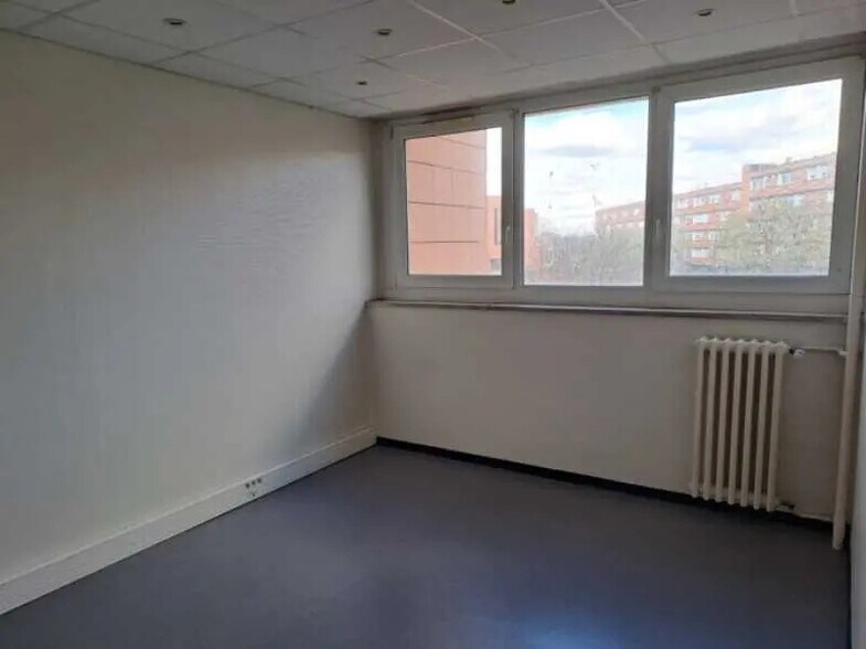 Bureau dans Roubaix à louer - Photo de l’immeuble – Image 3 sur 5